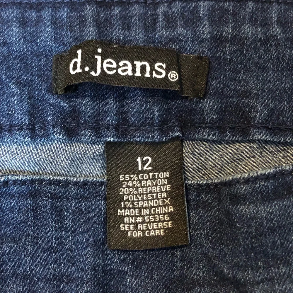 D. Jeans Cropped Ankle Blue Denim Jeans, with Button Accents - Picture 6 of 7